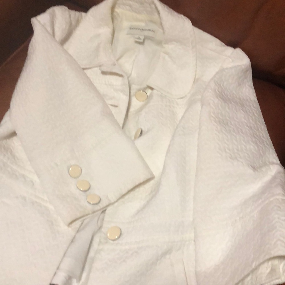 Cute Little White Jacket - Picture 3 of 4